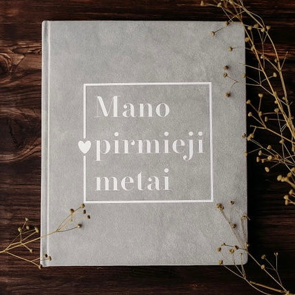 Pilka kūdikio knyga "Mano pirmieji metai"