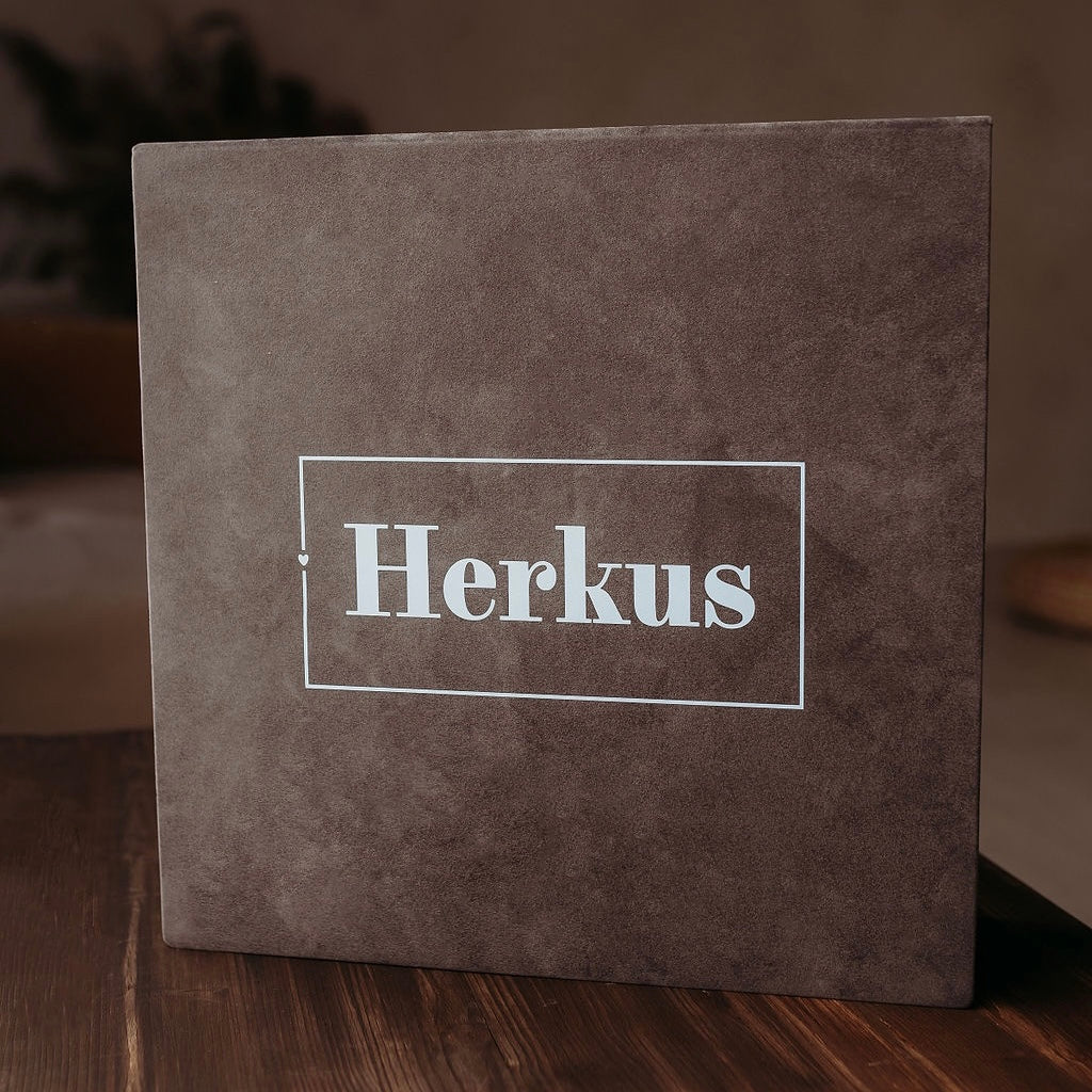 Personalizuota daiktadėžė ir maža kūdikio prisiminimų dėžutė su pirmųjų metų kortelėmis