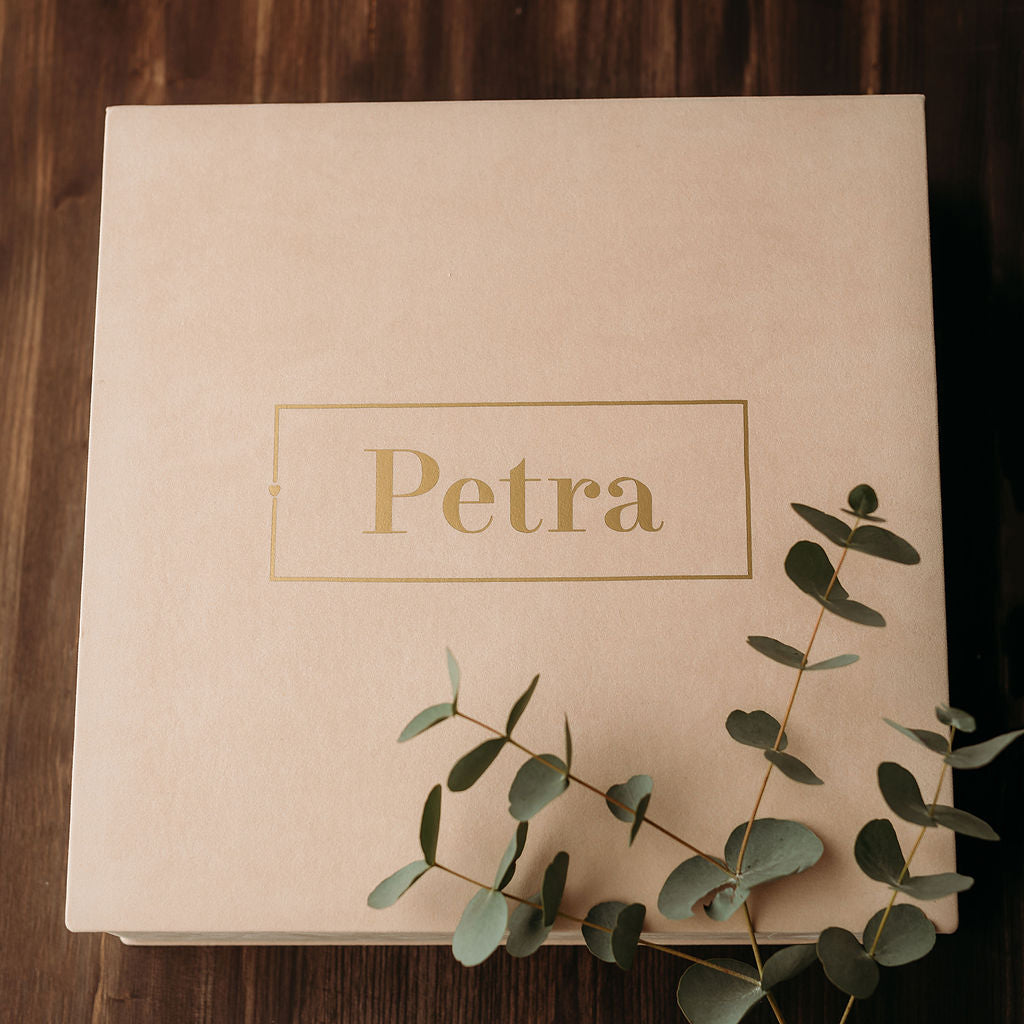 Personalizuota daiktadėžė ir maža kūdikio prisiminimų dėžutė su pirmųjų metų kortelėmis