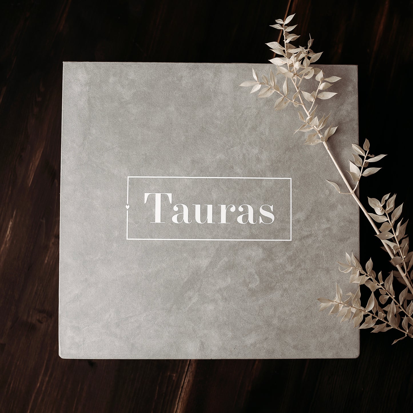 Personalizuota daiktadėžė ir maža kūdikio prisiminimų dėžutė su pirmųjų metų kortelėmis